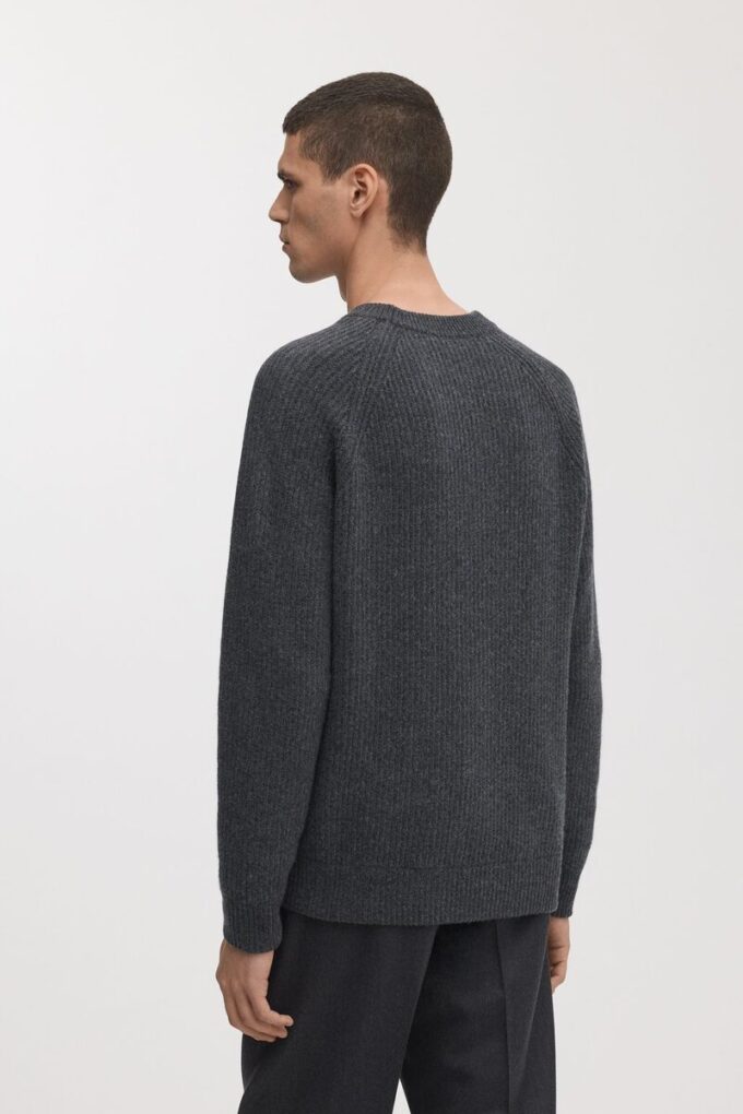 Sweter z grubej wełny
