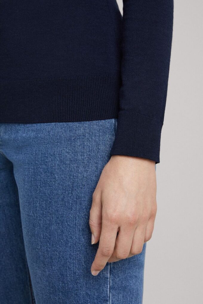 Sweter z merynosów z okrągłym dekoltem – archiwum Sweter z merynosów z okrągłym dekoltem – archiwum