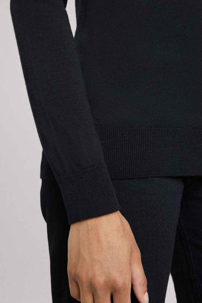 Sweter z merynosów z okrągłym dekoltem – archiwum Sweter z merynosów z okrągłym dekoltem – archiwum